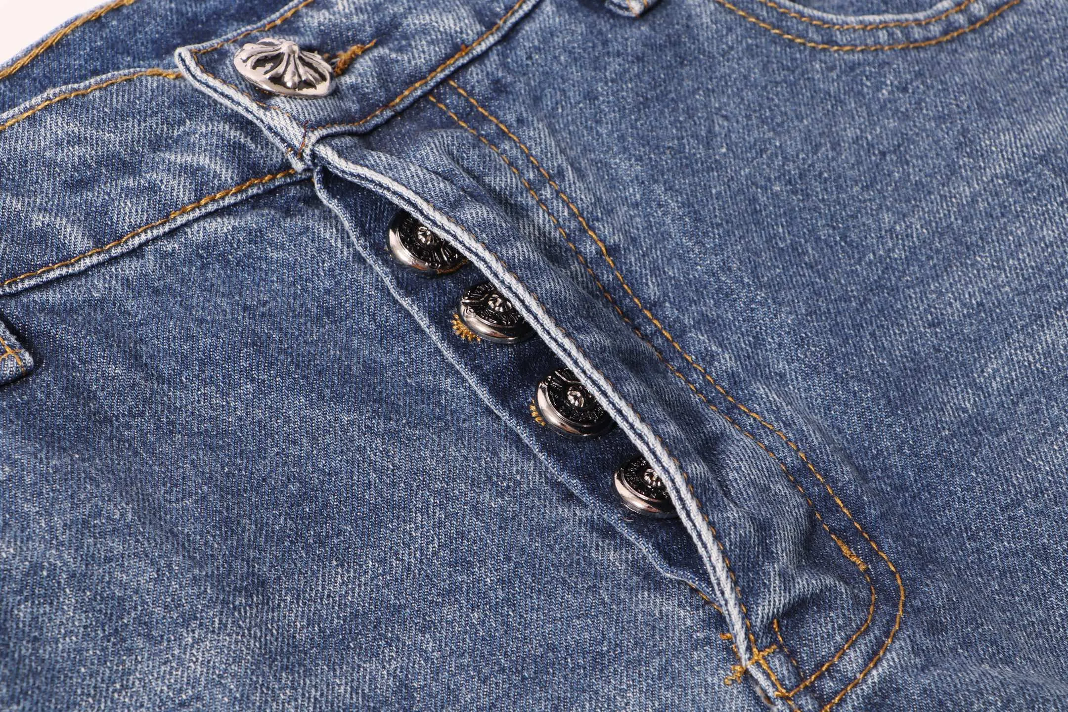 P220 Style No.: H24 Croxin & 𝐂𝐡𝐫𝐨𝐦𝐞 𝐇𝐞𝐚𝐫𝐭 ss25 blue trousers, black leather, bootcut button jeans, styles with different wash textures, very friendly to people with thin legs, and the bootcut perfectly modifies the leg shape The timeless and moderate length makes it easy to match and match. It is the basis for various styles and is a must-have in your wardrobe! The fabric is stiff but also makes the upper body soft without losing texture. The washing process is even more perfect. It is a must-have item for everyone! ! ! Washed wheat, hang tag, pants label, three labels complete Color: blue Size: 28-30-32-34-36
